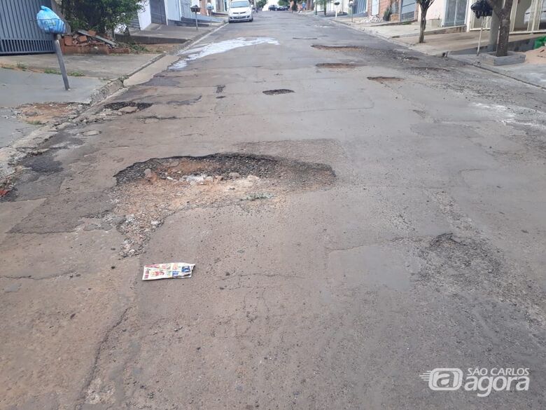 Rocha destacou ainda, que há afundamentos no asfalto e locais esfarelados cheios de pedras soltas sobre a via - Crédito: Divulgação