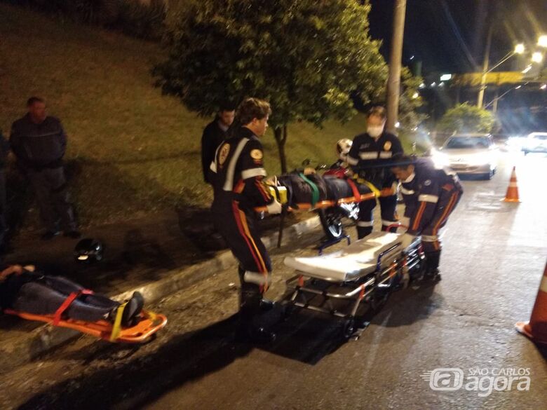 Duas mulheres ficam feridas após colidir moto em carro na região do shopping - Crédito: Luciano Lopes
