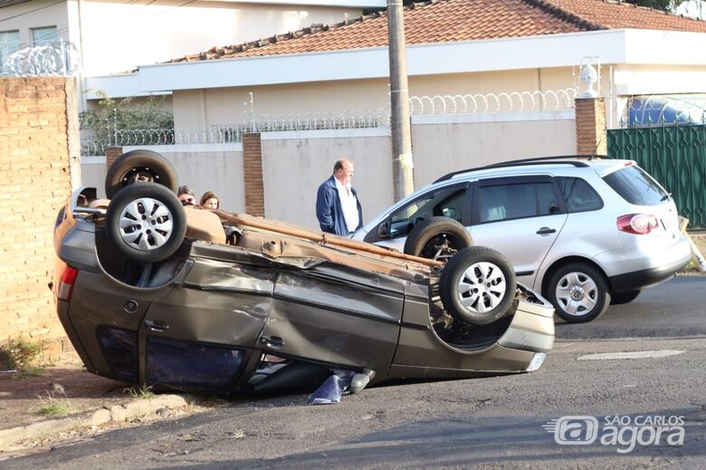 Carro capota após colisão no Centro - Crédito: Marco Lúcio