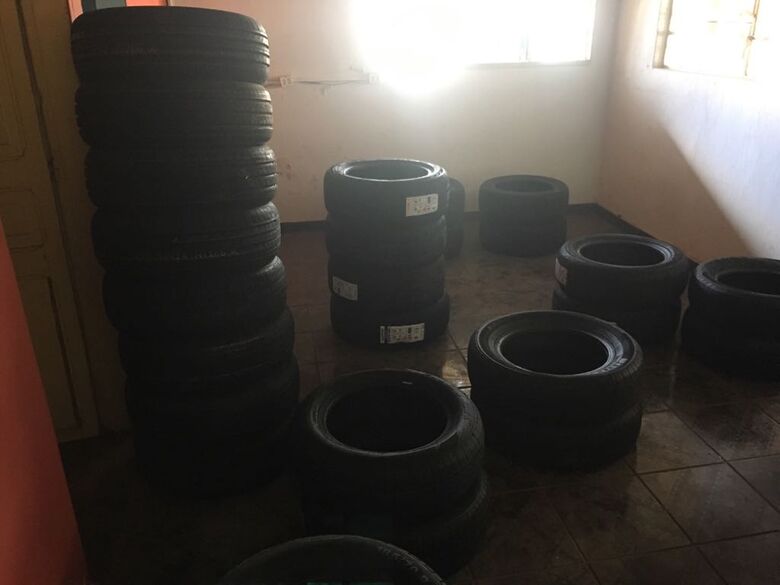 PM apreende grande quantidade de pneus furtados de lojas em São Carlos - Crédito: Divulgação