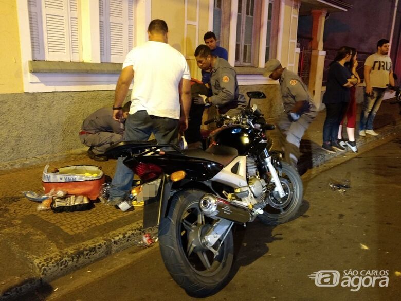 Motorista faz conversão proibida e causa acidente deixando dois motociclistas feridos - Crédito: Luciano Lopes