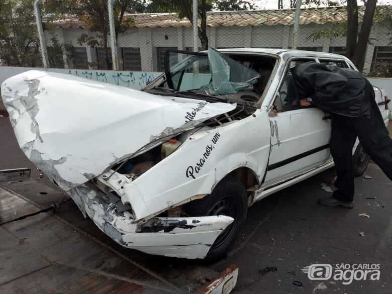 Carro capota após bater em poste e ocupantes fogem - Crédito: Luciano Lopes