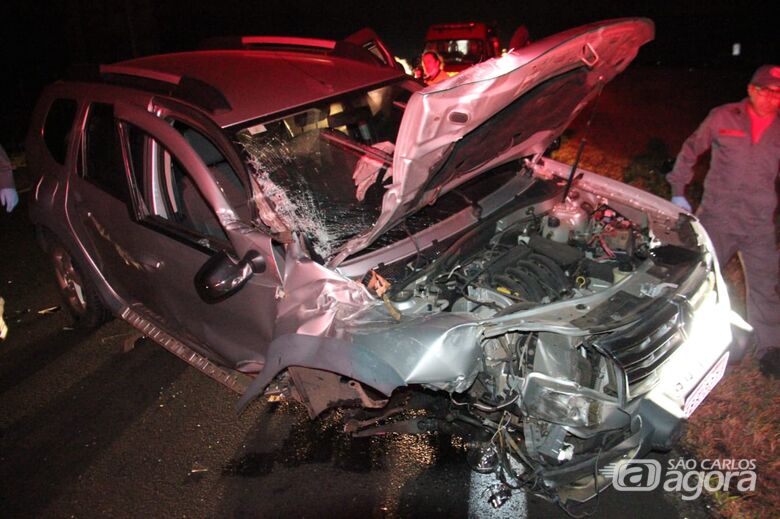 Carro perde a suspensão após colisão com caminhão na Washington Luís - Crédito: Maycon Maximino