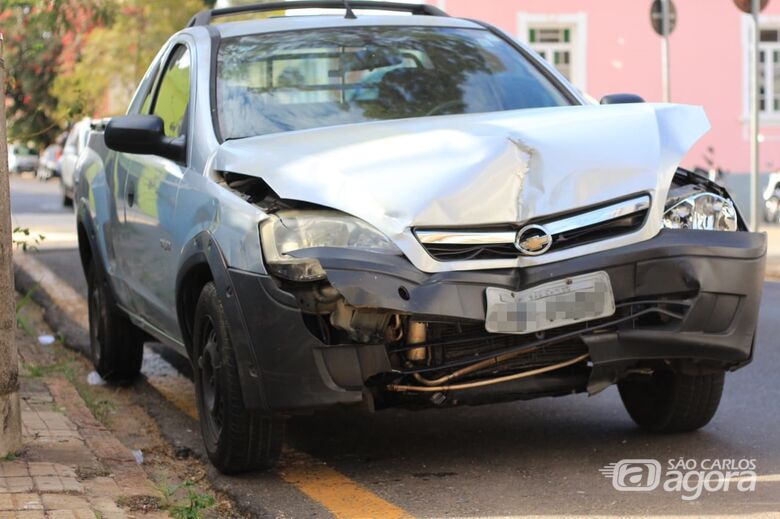 Duas picapes se chocam após motorista avançar pare no Centro - Crédito: Marco Lúcio