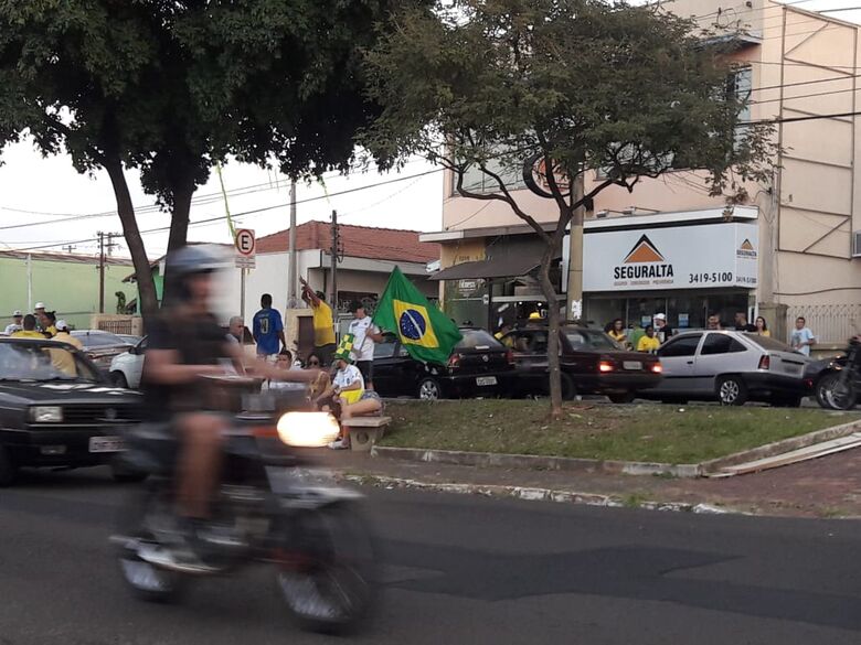 São Carlenses se reúnem para comemorar vitória do Brasil - Crédito: Maycon Maximino