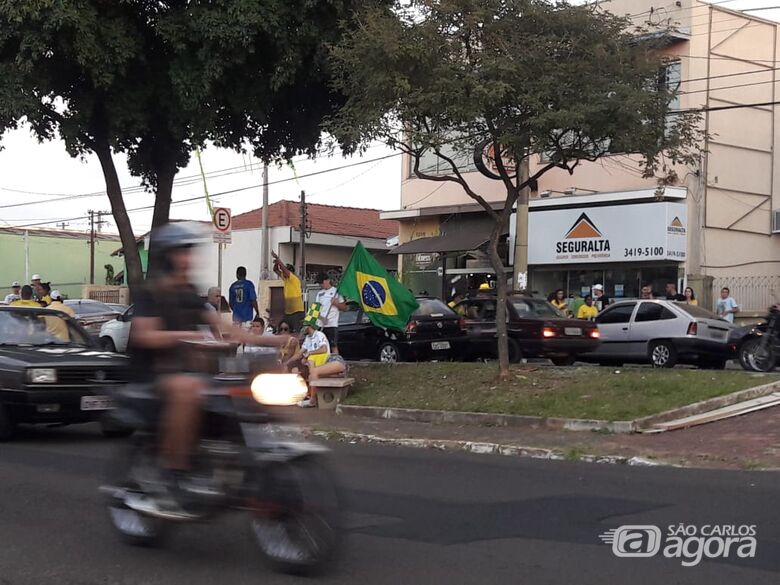 São Carlenses se reúnem para comemorar vitória do Brasil - Crédito: Maycon Maximino