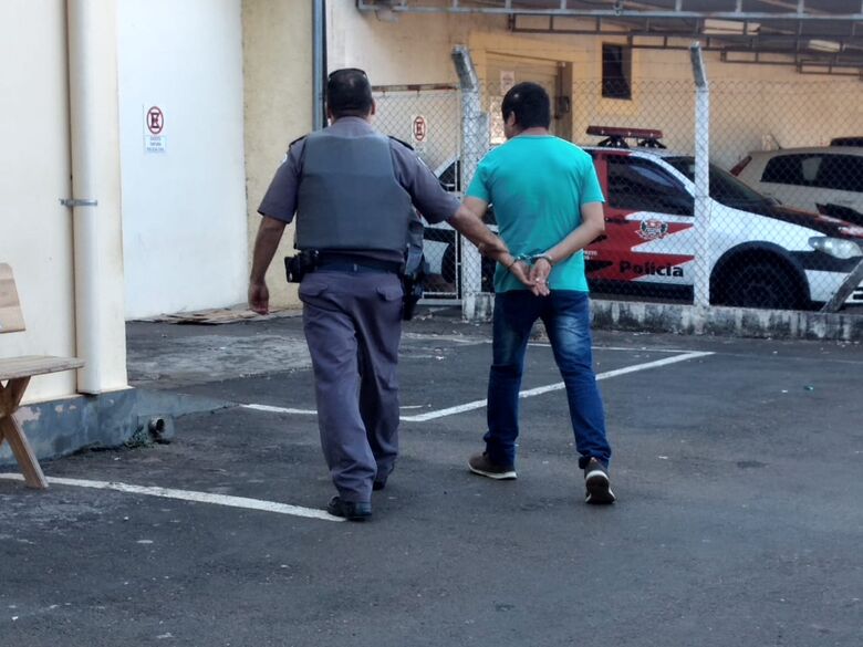 Homem é detido após assediar adolescente em ônibus - Crédito: Luciano Lopes