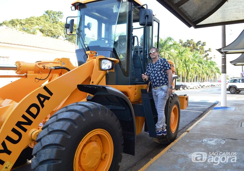 Nos 125 anos, Ibaté recebe pá-carregadeira de R$ 320 mil do Estado - Crédito: Divulgação