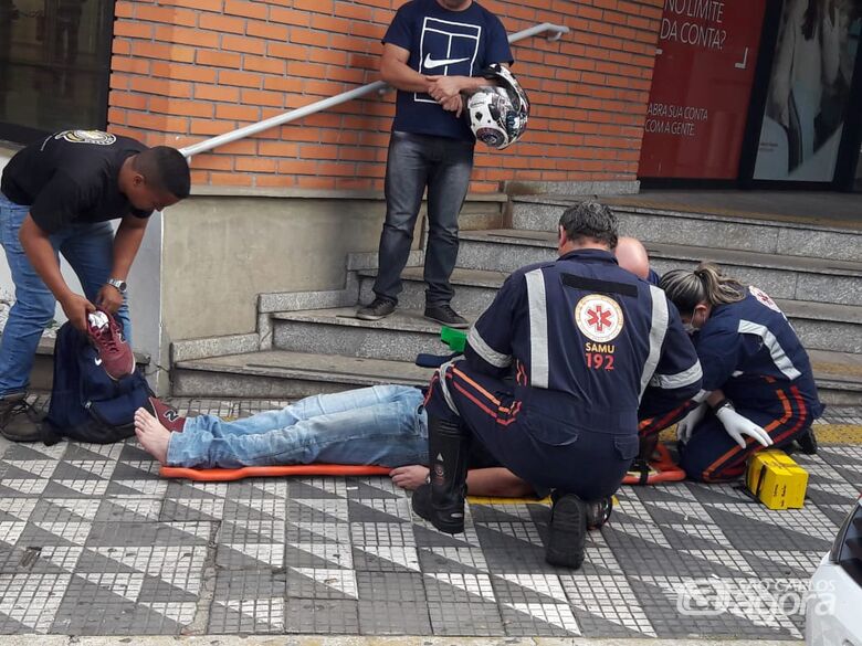 Para evitar colisão, motociclista desvia de carro e sofre queda - Crédito: Maycon Maximino