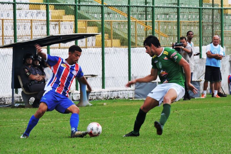 Meio-campista de 19 anos estreou como atleta profissional pelo Lobão - Crédito: Gustavo Curvelo/Divulgação