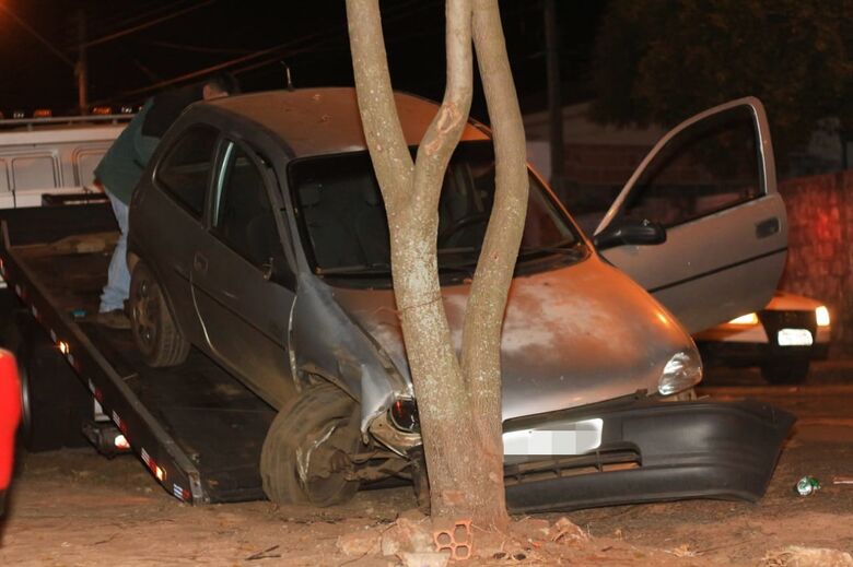 Motorista perde controle e colide em duas árvores - Crédito: Marco Lúcio