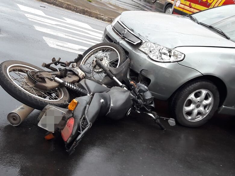 Após colisão com carro, moto é arrastada por cinco metros - Crédito: Maycon Maximino