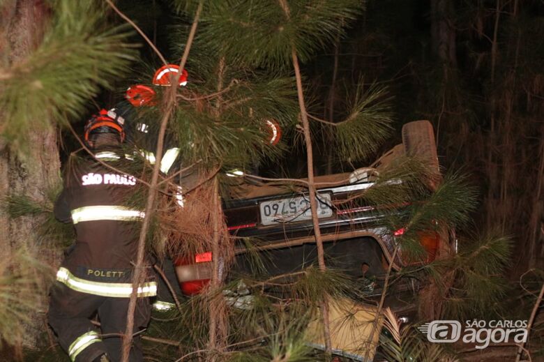 Motorista perde controle e carro capota na região do Broa - Crédito: Marco Lúcio