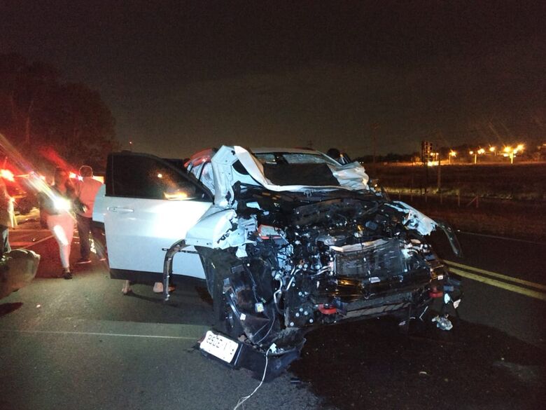 Carro fica com a frente destruída após atropelar vacas na SP-318 - Crédito: Luciano Lopes