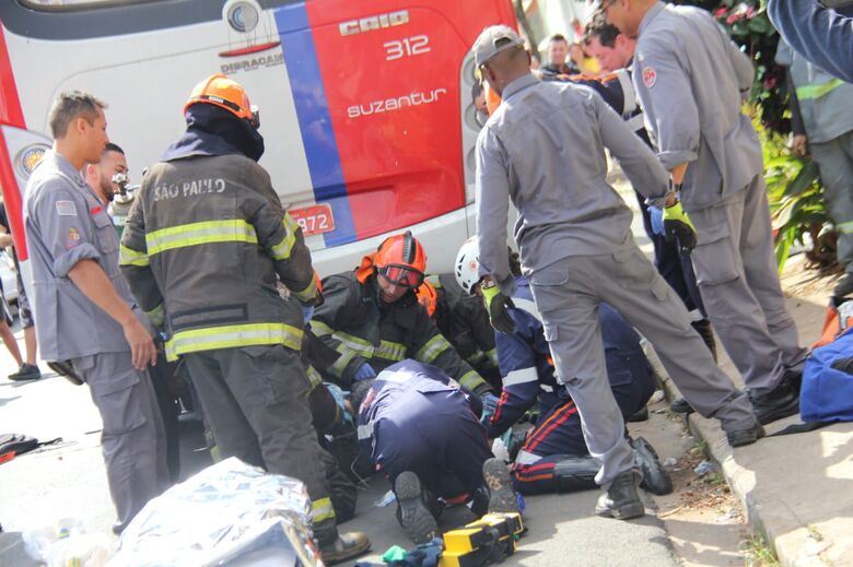 Homem atropelado por ônibus corre o risco de perder o braço - Crédito: Maycon Maximino
