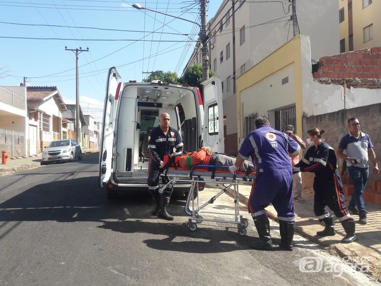 Pedreiro “pisa em falso” e cai do telhado no Jardim São Carlos - Crédito: Maycon Maximino