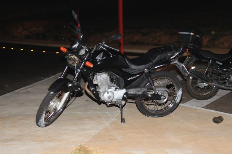 Jovem colide moto em sarjeta e sofre corte profundo no queixo - Crédito: Marco Lúcio