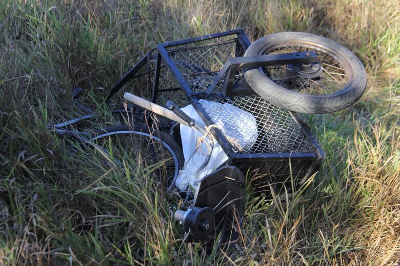 Após colisão, ciclista é arremessado em matagal na Guilherme Scatena - Crédito: Maycon Maximino