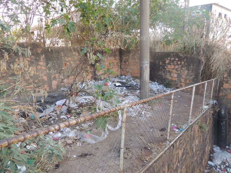 Rua Itália vira ponto de desocupados e sujeira se acumula - Crédito: Divulgação