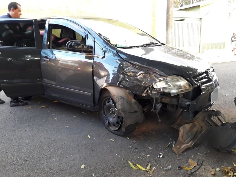 Motorista se distrai no volante e colide carro em árvore - Crédito: Maycon Maximino