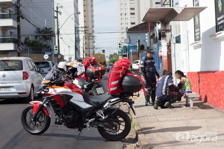 Mulher é vítima de atropelamento na avenida São Carlos - Crédito: Marco Lucio