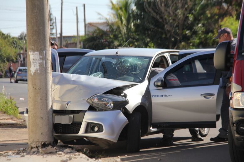 Após mal súbito, mulher colide carro em poste - Crédito: Maycon Maximino