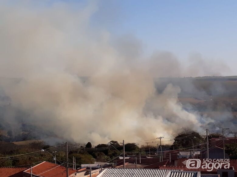 Fogo na região do Residencial Eduardo Abdelnur assusta moradores - Crédito: Adriano Gazzoli