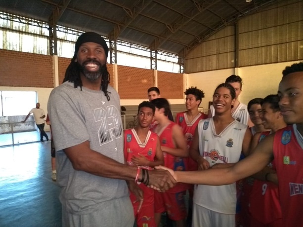 Nenê Hilário visita escola de basquete e incentiva são-carlenses a acreditar no sonho de ser atleta - Crédito: Marcos Escrivani