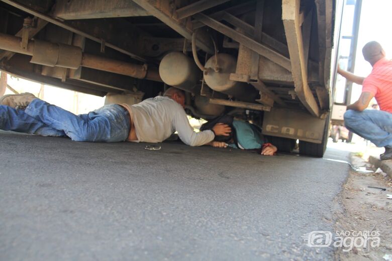 Após ser atropelado, pedestre fica preso embaixo de ônibus - Crédito: Maycon Maximino