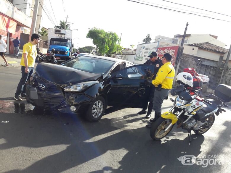 Colisão envolve dois carros no Jardim Paraíso - Crédito: Maycon Maximino