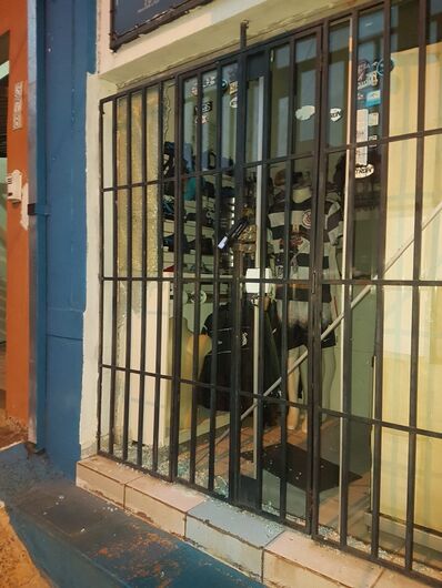 Câmeras de segurança flagram furto em loja no Centro [veja vídeo] - Crédito: Marco Lucio