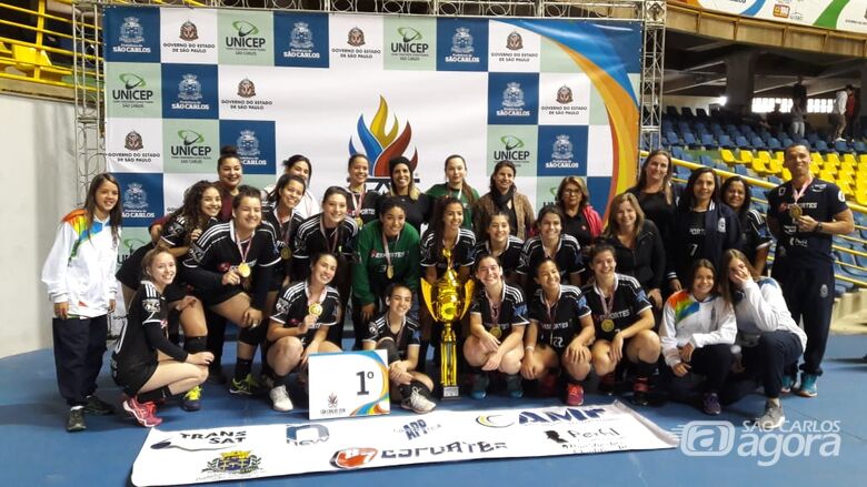 Superpoderosas do handebol feminino comemoram título com a medalha de ouro no peito - Crédito: Divulgação