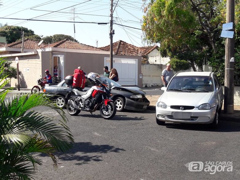 Após colisão, Corsa roda e colide em poste - Crédito: Maycon Maximino