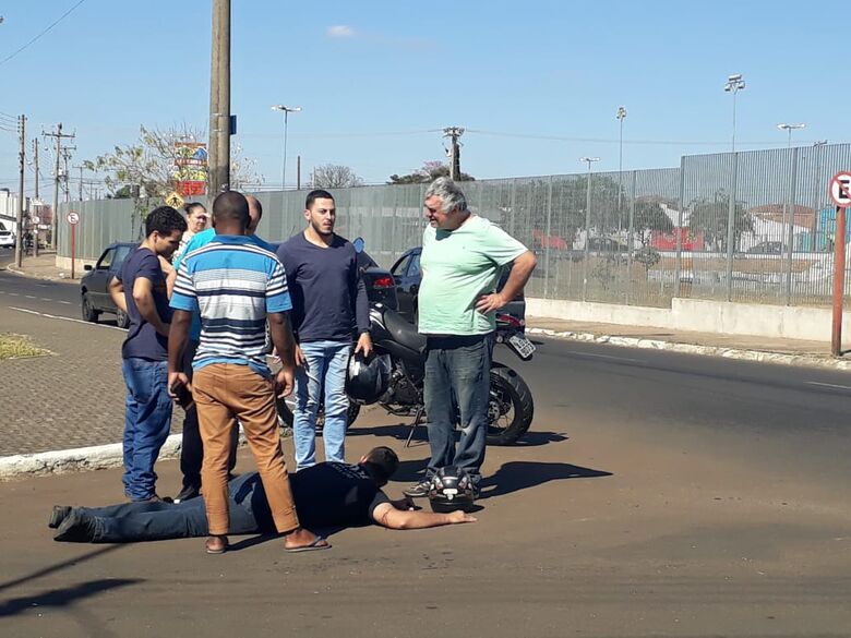 Motorista causa acidente e abandona motociclista no Santa Felícia - Crédito: Abner Amiel/Folha São Carlos e Região