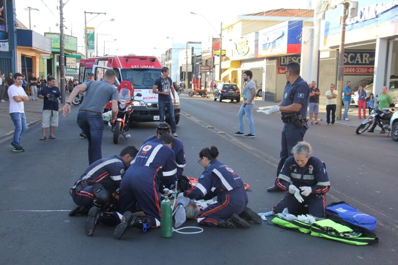 Mulher sofre parada cardíaca após ser atropelada por moto - Crédito: Maycon Maximino