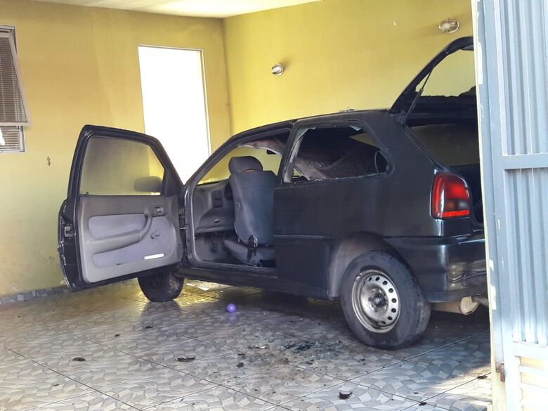 Mulher acusa ex-marido de atear fogo em carro - Crédito: Maycon Maximino