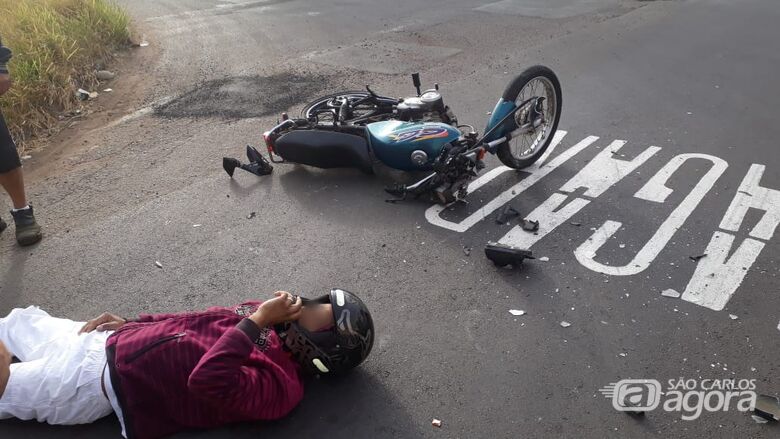 Motociclista sofreu lesões no ombro e joelho. - Crédito: Colaborador