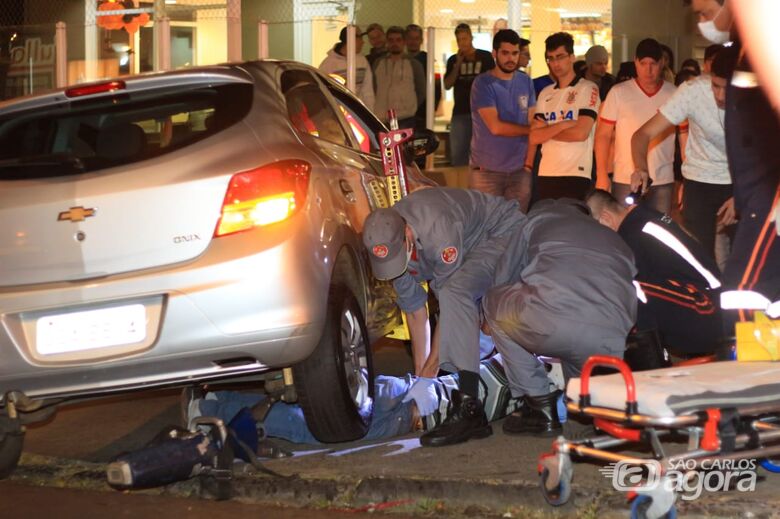 Motociclista fica preso embaixo de carro após acidente - Crédito: Marco Lúcio