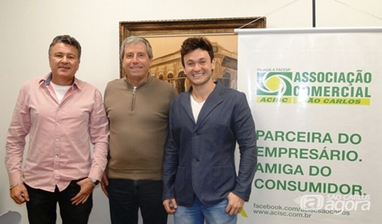 Rick Bertogna e Lindomar José Borges com o presidente da Acisc, José Fernando Zelão Domingues (ao centro) - Crédito: Divulgação