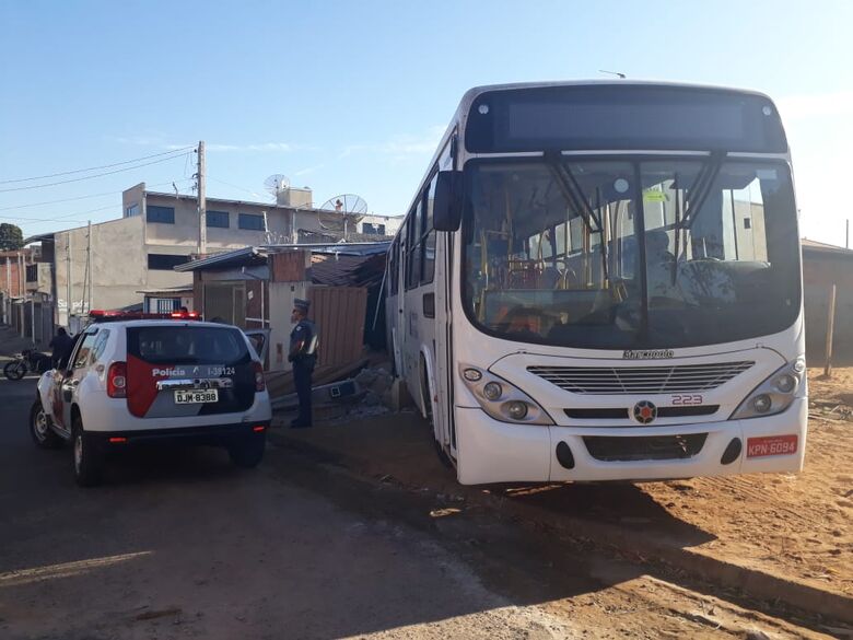Ônibus invade casas no Cidade Aracy II - Crédito: Marco Lucio