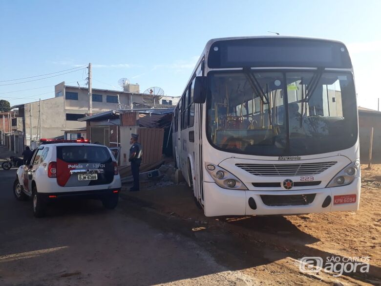 Ônibus invade casas no Cidade Aracy II - Crédito: Marco Lucio