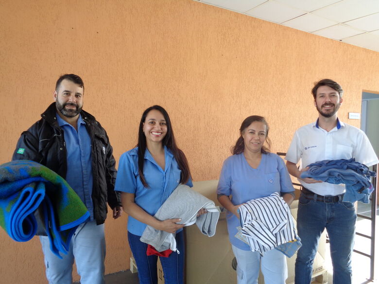Voluntários da Volks em São Carlos entregam doações da Campanha do Agasalho - Crédito: Divulgação