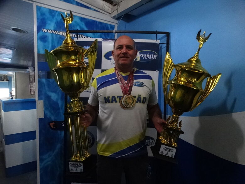 Mitcho com os troféus conquistados nos Regionais - Crédito: Marcos Escrivani