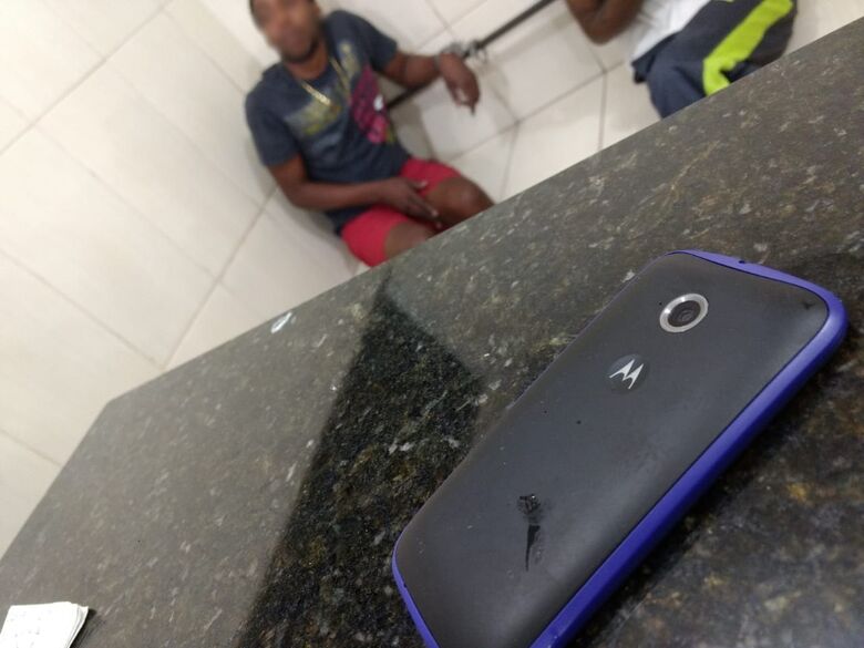 Rapaz é flagrado com celular furtado no Centro - Crédito: Luciano Lopes