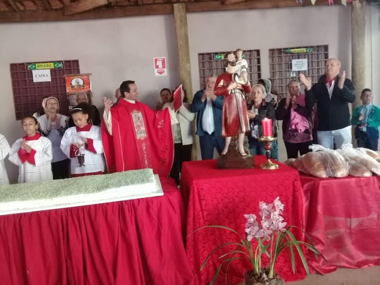 Fiéis participam das homenagens na paróquia de São Cristóvão - Crédito: Divulgação