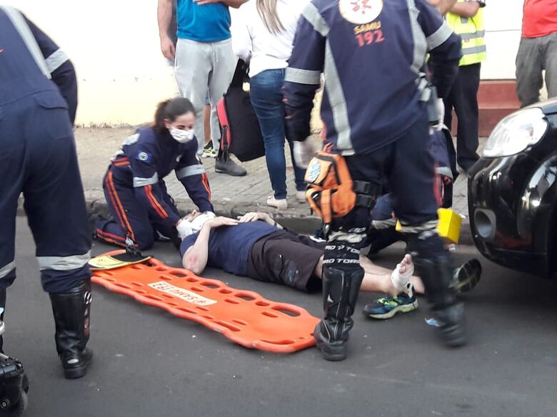 Motorista abre porta de carro e causa acidente com motociclista - Crédito: Maycon Maximino