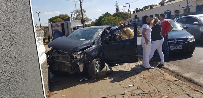 Carro bate em casa após colisão no Centro - Crédito: Leo Aiello