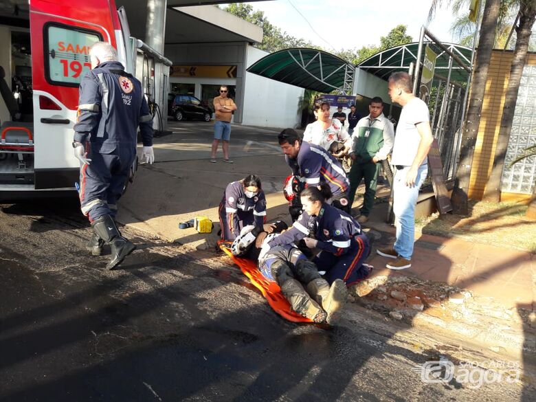 Ao entrar em posto, motociclista sofre queda - Crédito: Maycon Maximino