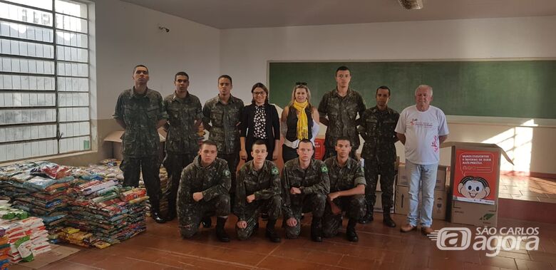 Fundo Social de Solidariedade recebe alimentos do Tiro de Guerra -