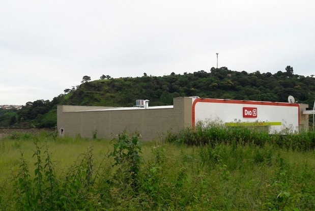 Ladrões abrem buraco na parede e arrombam cofre no supermercado Dia -
